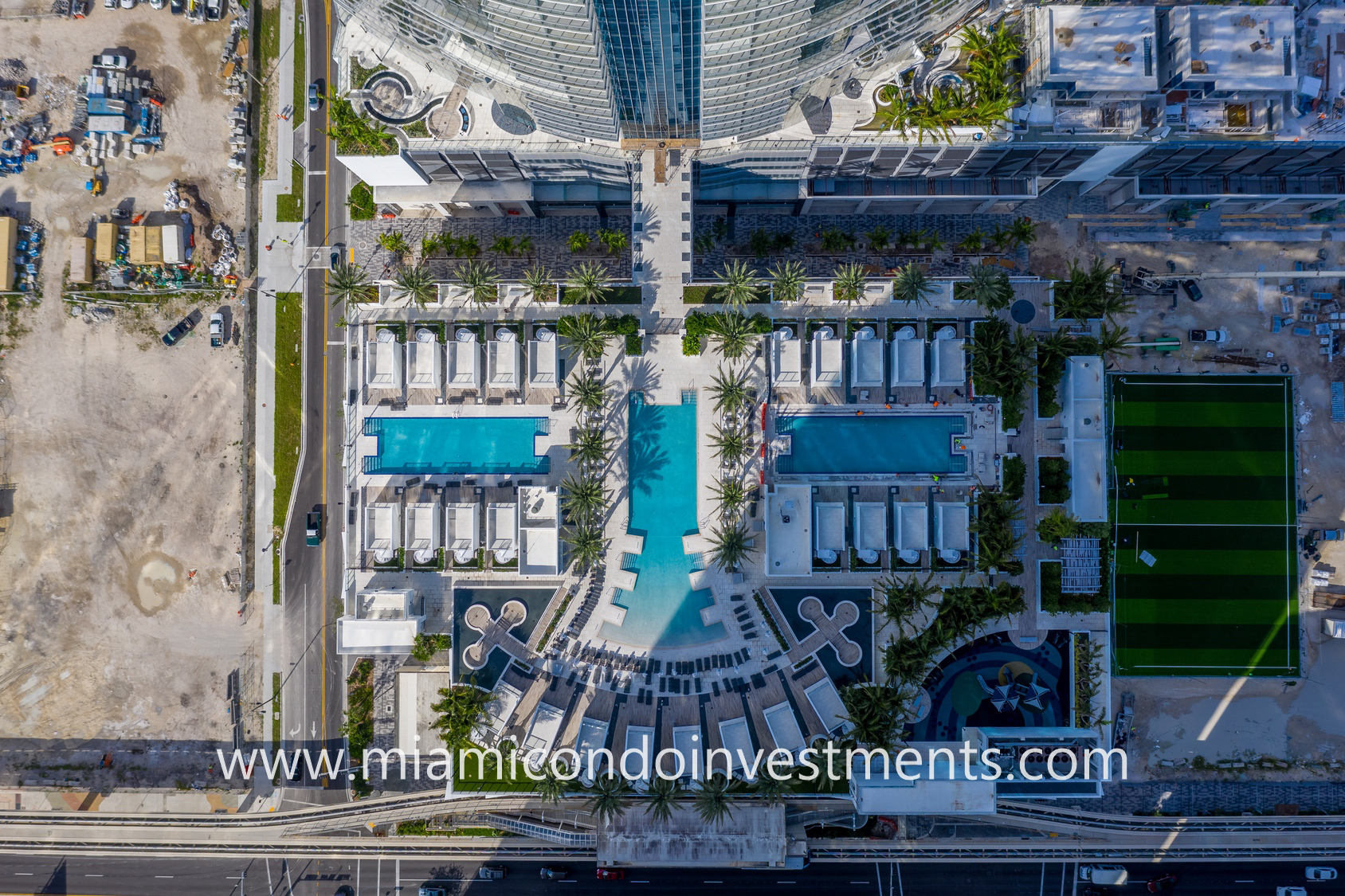 Paramount Miami Worldcenter resort-style pool deck