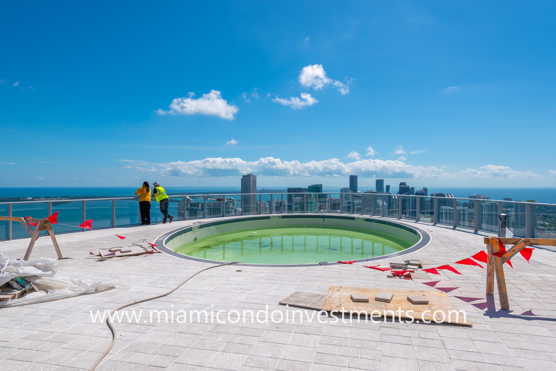 rooftop infinity pool at Paramount Miami Worldcenter