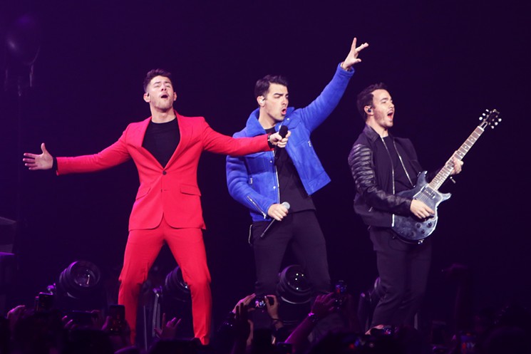 Los Jonas Brothers se presentan en el escenario durante el Y100 Jingle Ball 2019 de iHeartRadio.