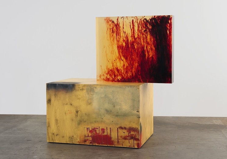 Sterling Ruby's Acts / WS Rollin (2011), bloque de uretano transparente, tinte, madera, pintura en aerosol y formica.