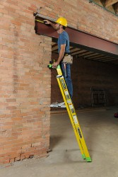 La innovación de Louisville Ladder continúa: lanza la escalera Cross Pinnacle