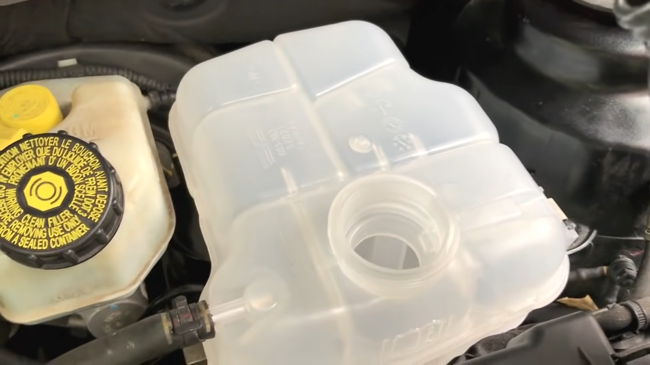 Cómo poner agua en el radiador de un automóvil